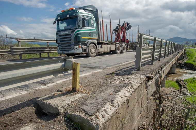 Továbbra sem tudni, hogy mikor és milyen pénzből javíthatják fel a veszélyes állapotú Olt-hidat