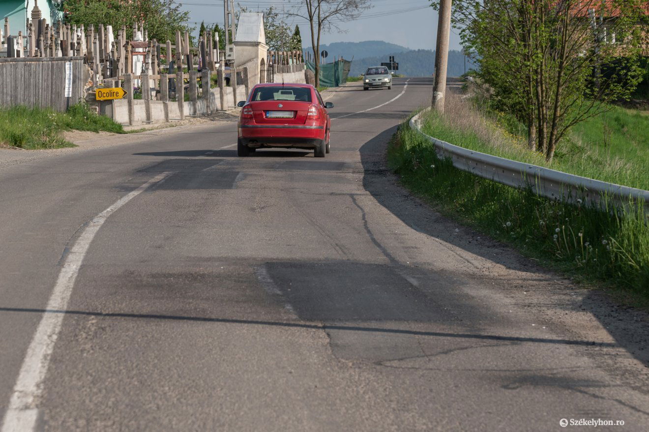 Hosszú a megyei úthálózat, van bőven javítanivaló •  Fotó: Pinti Attila