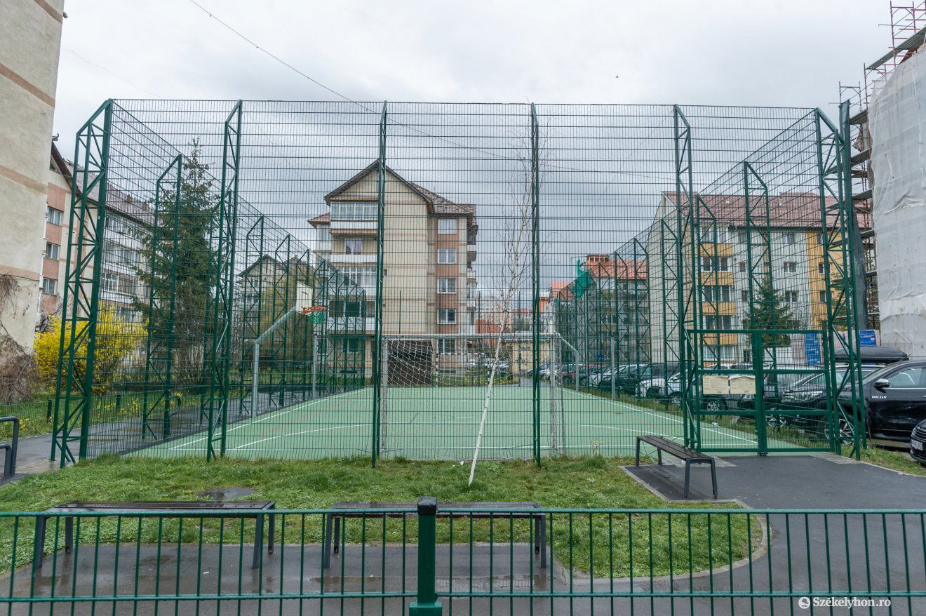 A tömbházakhoz közeli sportpálya bosszúságot is okoz •  Fotó: Pinti Attila