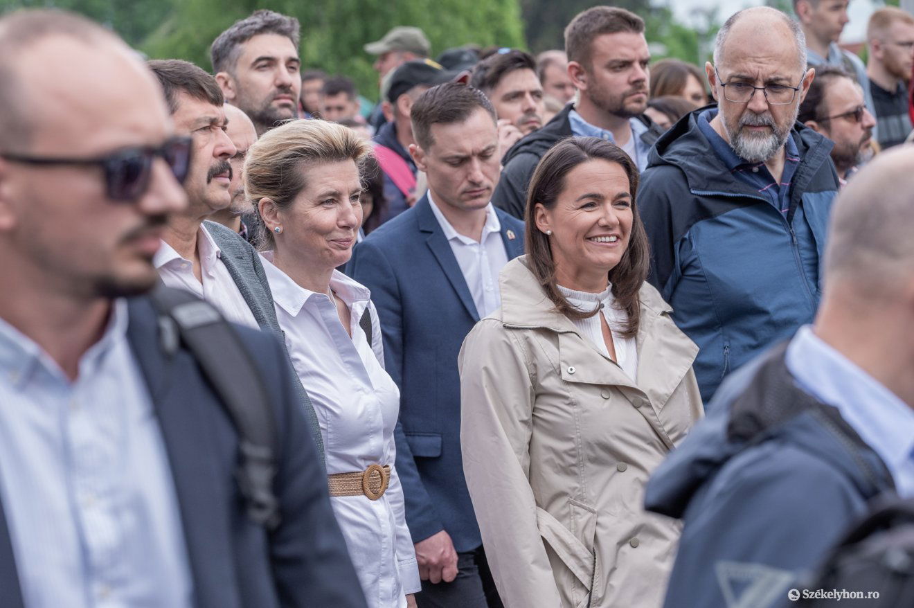 Részt vett a búcsún idén is Magyarország korábbi elnöke, Áder János és felesége, de jelen volt az eseményen Semjén Zsolt magyar miniszterelnök-helyettes, Kelemen Hunor RMDSZ-elnök, kormányfőhelyettes, valamint Tánczos Barna és Novák Eduárd miniszterek is. •  Fotó: Pinti Attila