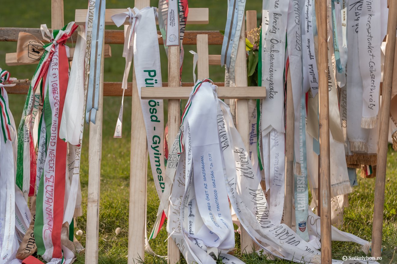 Imaszalagokat hoztak magukkal Csíksomlyóra a lovas zarándokok. Fohász a Kárpát-medencéből. •  Fotó: Pinti Attila