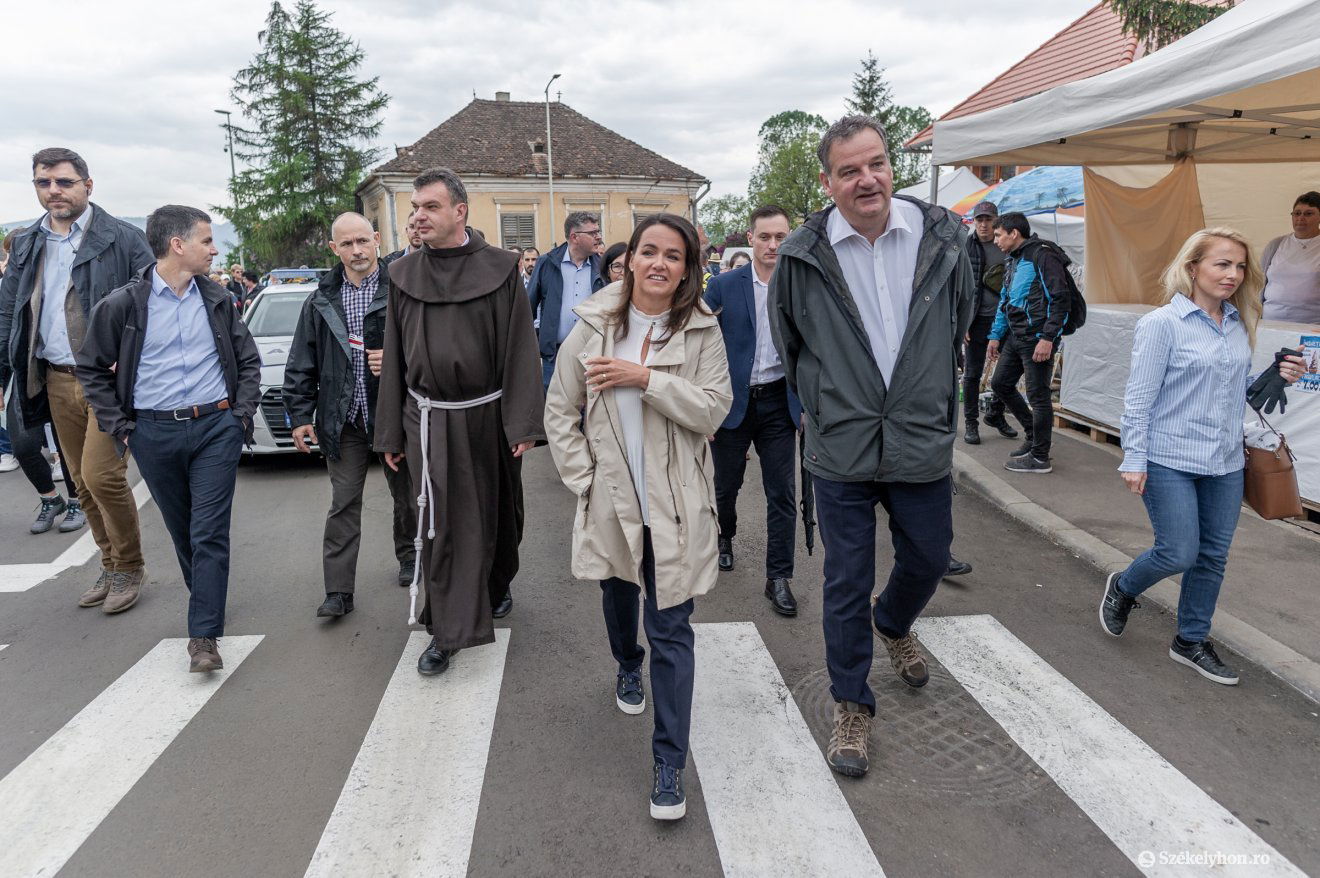 Novák Katalin köztársasági elnök egyházi és világi elöljárók, diplomáciai képviselők társaságában tart a csíksomlyói nyeregbe. •  Fotó: Pinti Attila