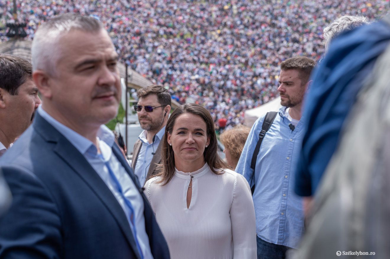 A csíksomlyói nyeregbe érve tapssal fogadták Novák Katalint a pünkösdi búcsúra érkezett zarándokok. •  Fotó: Pinti Attila