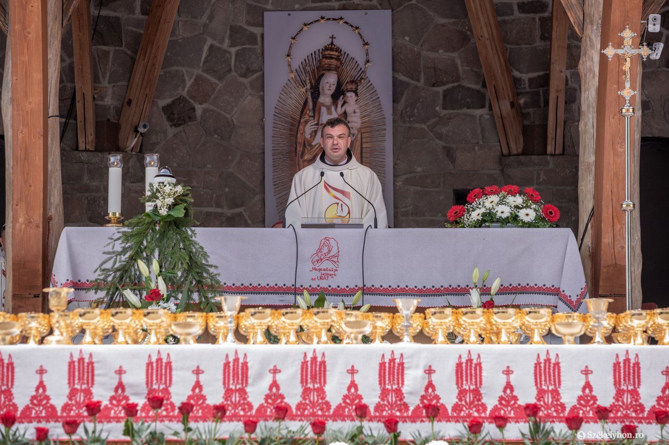 Szolgálni kell és nem uralkodni, termelni és nem csupán fogyasztani, adni és nem elvárni, csodálni és nem kizsákmányolni, óvni és nem tönkretenni – mondta szentbeszédében a csíksomlyói búcsú szónoka, Urbán Erik ferences provinciális. •  Fotó: Pinti Attila