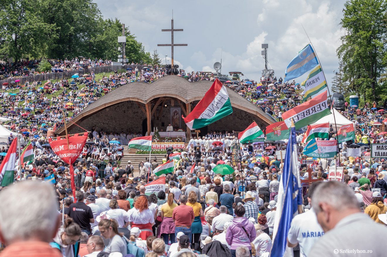 A pápalátogatás után négy évvel ismét régi formájában pompázik a csíksomlyói Hármashalom-oltár: eltávolították az oltár fölé emelt lefödést. •  Fotó: Pinti Attila