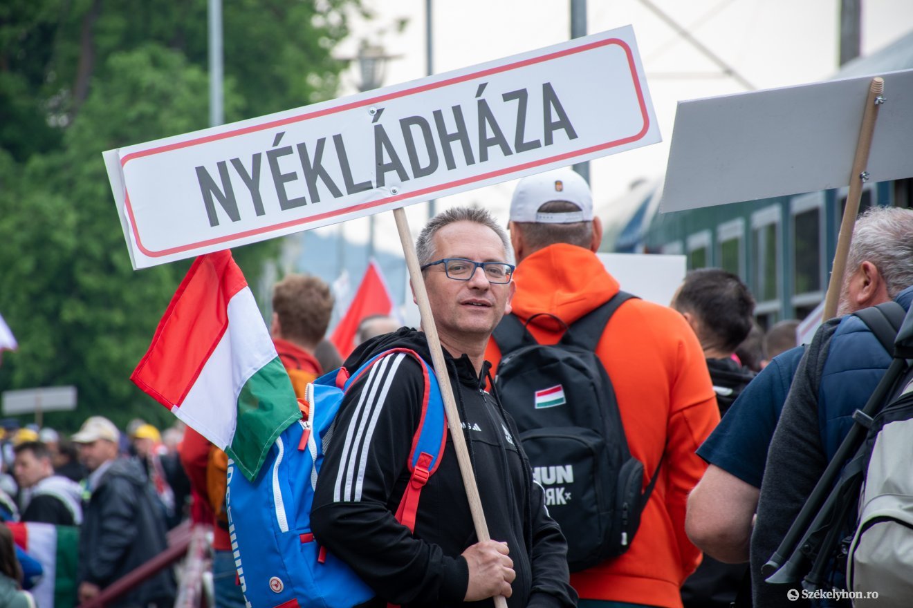 A két zarándokvonat utasai a Millenniumi templomhozhoz mentek, ahol csatlakozott hozzájuk a csíkszeredai keresztalja, és együtt indultak a hegynyereg felé. •  Fotó: László Ildikó