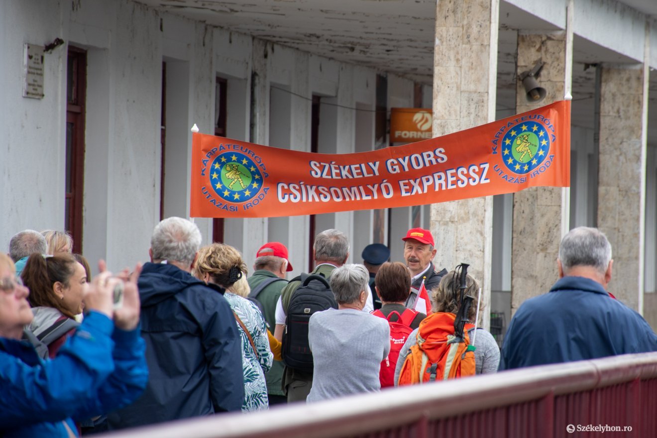 A két vonatot több mint egy órával később követték a Csíksomlyó Expressz és a Székely Gyors szerelvényeivel érkezők, az össznemzeti zarándokvonat utasai egyházi és magyar nemzeti zászlók alá rendeződve indultak tovább Csíksomlyóra. •  Fotó: László Ildikó
