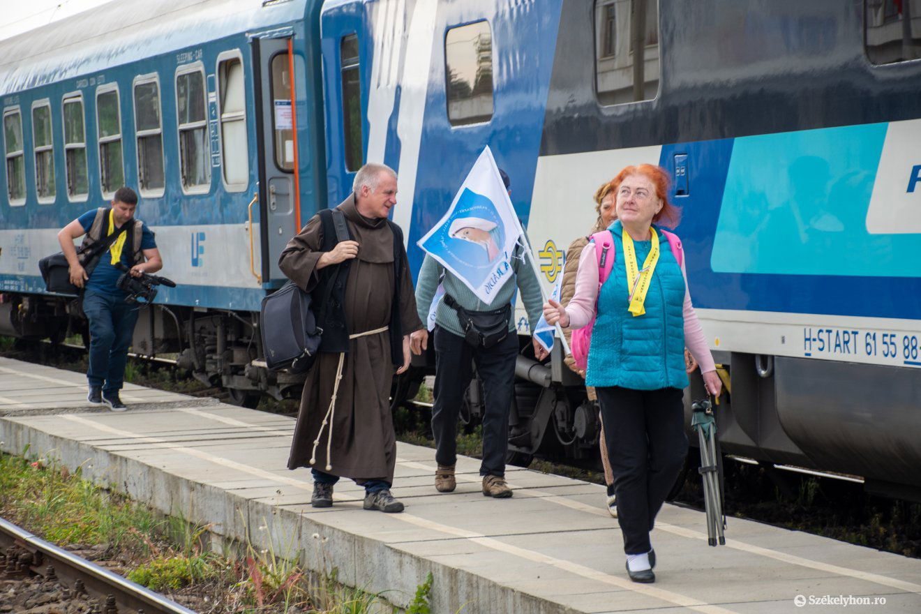 Elsőként a péntek délután Budapestről elindult, idén másodszor érkező Misszió Zarándokvonat futott be, utasai Böjte Csaba és Lukovics Milán ferences szerzetesek, a zarándoklat lelki vezetőinek társaságában jöttek. •  Fotó: László Ildikó