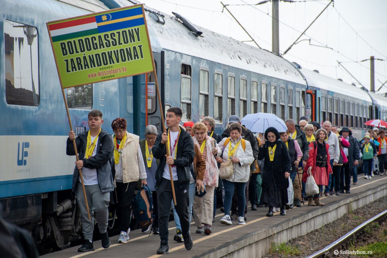 Másodikként a Boldogasszony Zarándokvonat gördült be a vasútállomásra, amelynek utasai már pénteken is felkeresték Csíksomlyót, és a kegytemplomban szentmisén vettek részt. Lelki vezetőik Felföldi László pécsi megyéspüspök, Burbela Gergely és Juhos Ferenc verbita szerzetesek, illetve Molnár Tamás atya. •  Fotó: László Ildikó