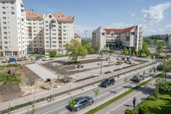 A körparkolónak már nyoma sincs, a játszótér és a park még várhat