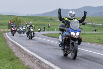 Hivatalos: nem kell többé a motorosoknak fényvisszaverő háromszöget, elsősegélydobozt és tűzoltó készüléket hurcolniuk