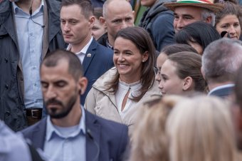 Órákon keresztül hömpölygött a tömeg a csíksomlyói hegynyeregbe, Novák Katalin államfő is a zarándokok között