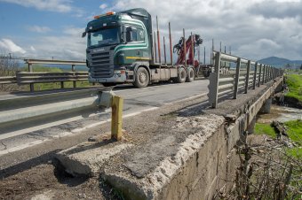 Továbbra sem tudni, hogy mikor és milyen pénzből javíthatják fel a veszélyes állapotú Olt-hidat