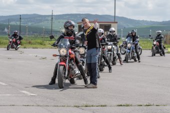 Ahol mindent megtanítanak a helyes testtartástól a vészfékezésen át a kanyarodási technikákig