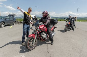 Hiánypótló tudással gazdagodtak a vezetéstechnikai tréningen résztvevő motorosok