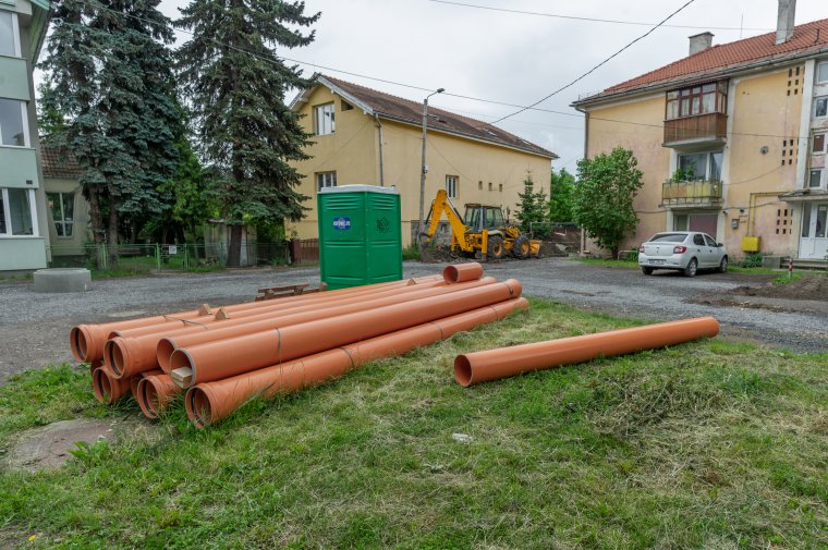 Elkezdődik a felújítás Csíkszereda legrégebbi tömbháznegyedében – sok egyéb munkálat mellett