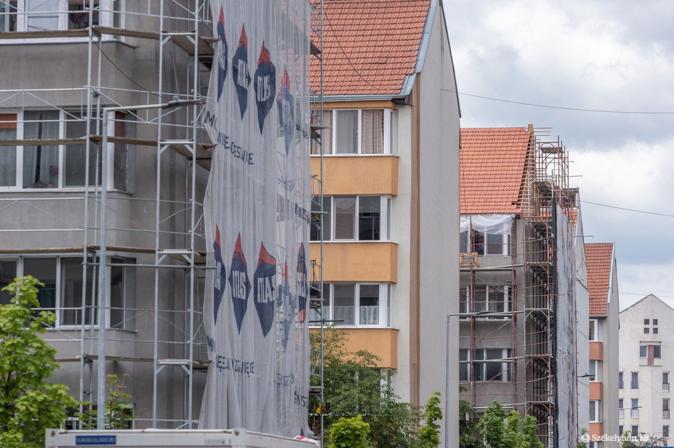Számos helyszínen tart a tömbházak hőszigetelése •  Fotó: Pinti Attila