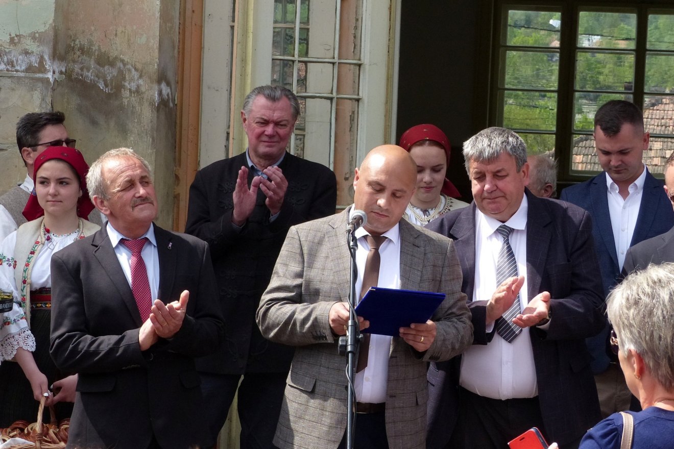 Olteán Péter polgármester a vonatállomáson köszönti a vendégeket •  Fotó: Dobos László