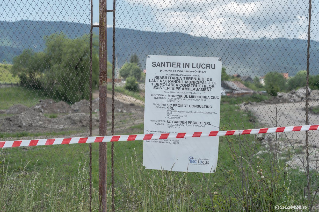 Átalakulóban: látványos szabadidőpark épül a strand egy részén •  Fotó: Pinti Attila