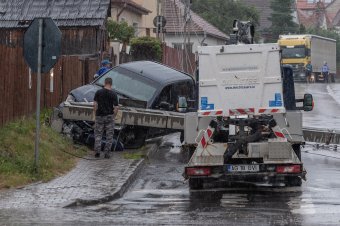 Villanyoszlopot döntött ki egy autós Csíkszeredában