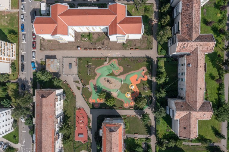 A béka összehozza a gyerekeket és a felnőtteket