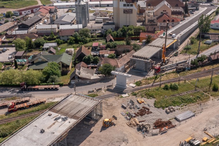 Nemsokára helyükre kerülnek a hiányzó gerendák a vasúti felüljárón