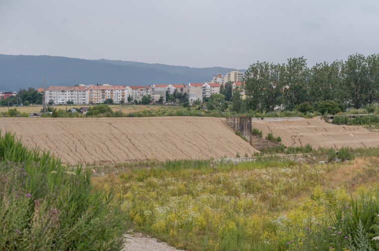 Szünetel a munka a csíkszeredai Suta-tónál