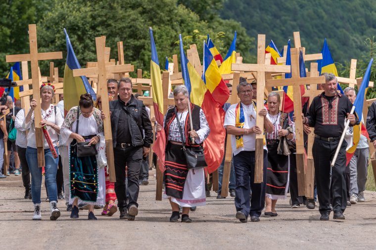 Beton helyett fából: újabb román keresztek Úzvölgyében