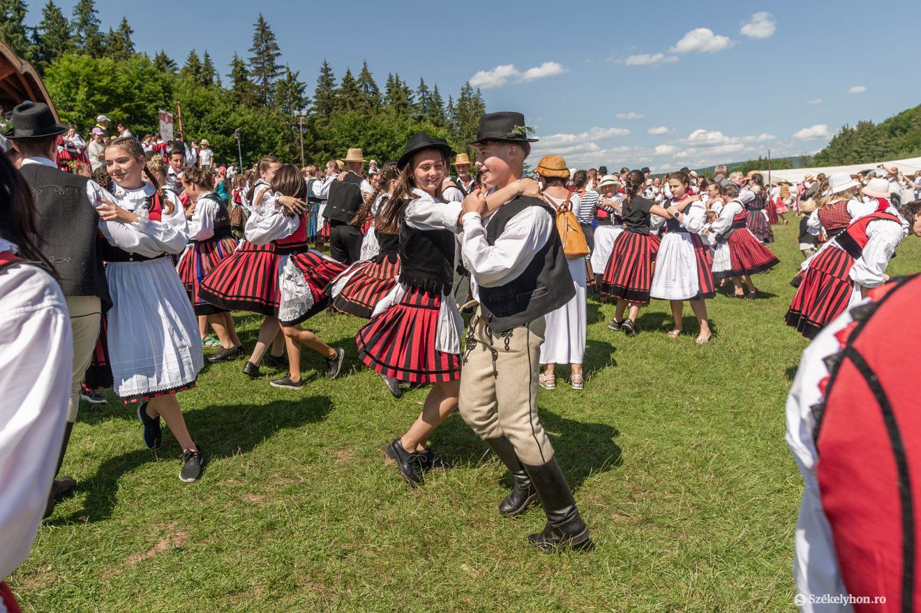 Ezer Székely Leány Napja július elsején a csíksomlyói nyeregben •  Fotó: Pinti Attila