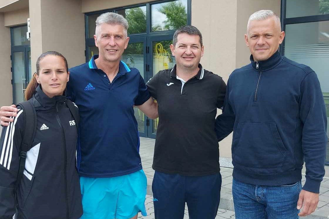 Bálint Attila (jobbról a második) Heves megyei játékvezetői kollégáival •  Fotó: Bálint Attila
