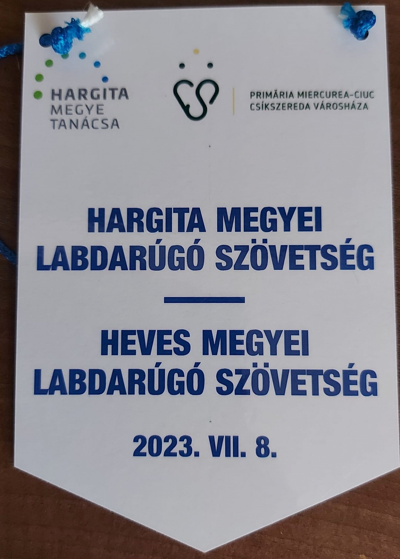 Az eseményre készült emlékzászló •  Fotó: Hargita Megyei Labdarúgó Egyesület