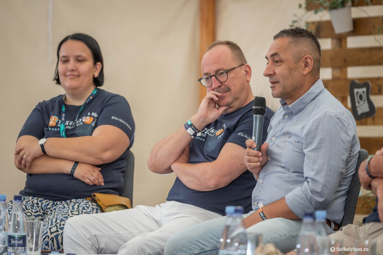 Popa Ilona főszervező, Németh Zsolt, az Országgyűlés külügyi bizottságának elnöke és Potápi Árpád János államtitkár a megnyitón •  Fotó: Pinti Attila