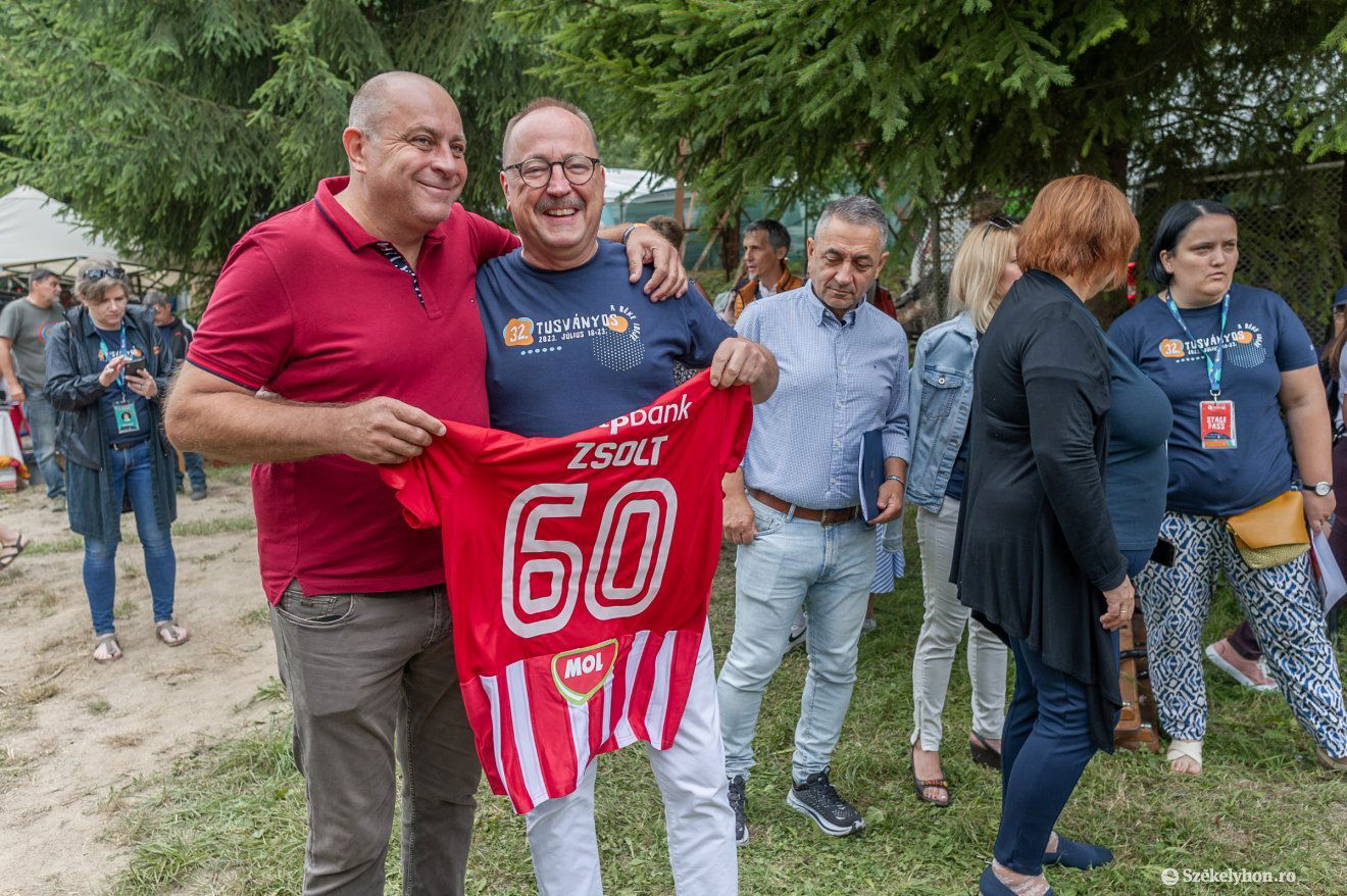 Diószegi László, a Sepsi OSK labdarúgóklub tulajdonosa átadja csapata mezét Németh Zsoltnak •  Fotó: Pinti Attila