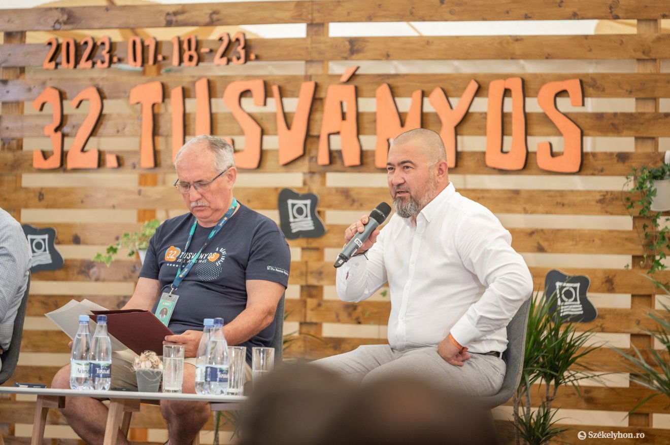 Toró T. Tibor, az Erdélyi Magyar Szövetség alelnöke és Butyka Zsolt, Tusnádfürdő polgármestere •  Fotó: Pinti Attila