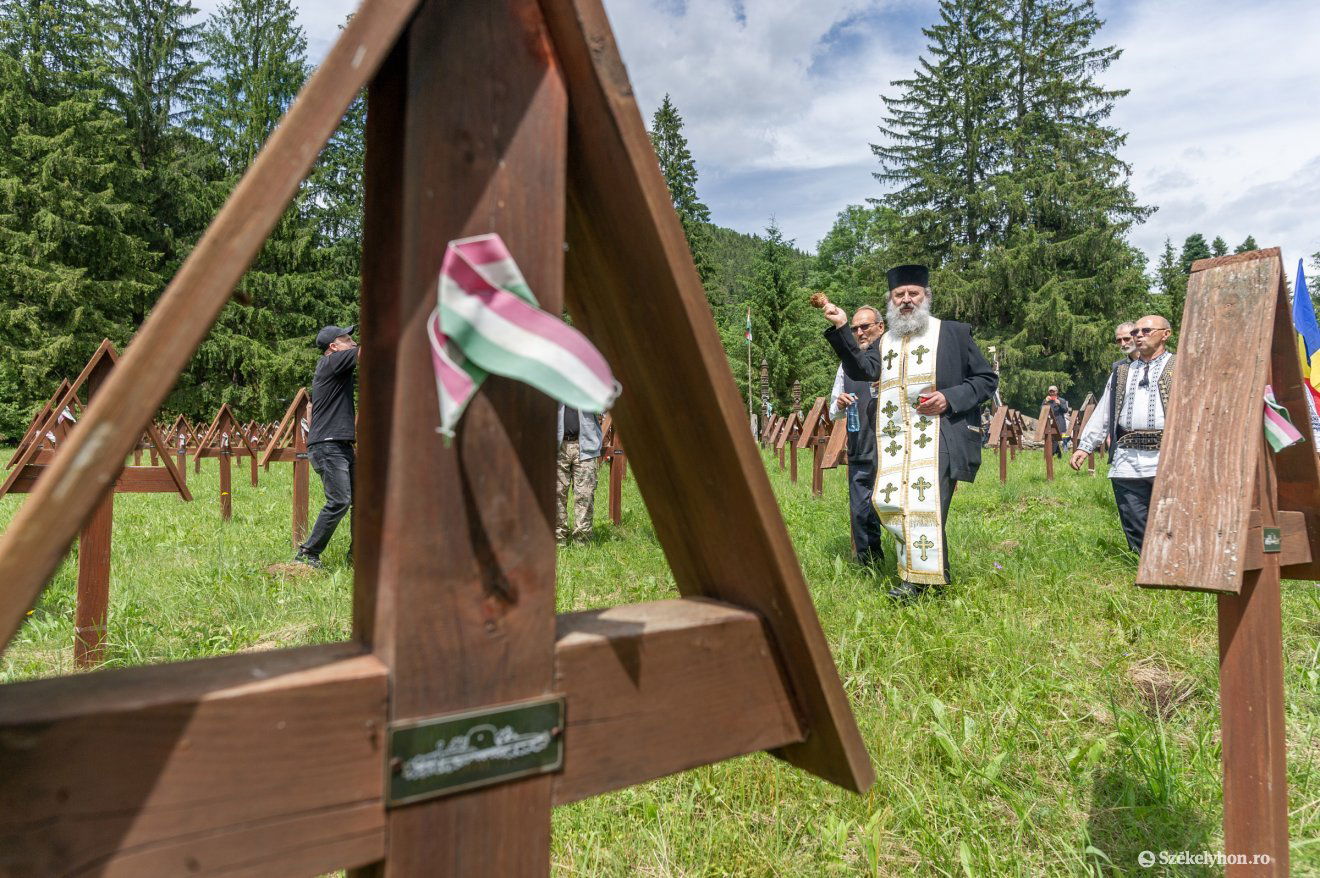 Megszentelve „minden nemzet” keresztje •  Fotó: Pinti Attila
