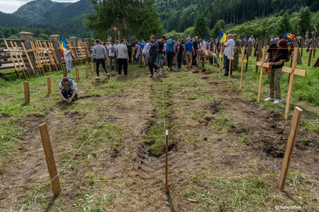 A visszatérő román parcella. Újra kimérve •  Fotó: Pinti Attila