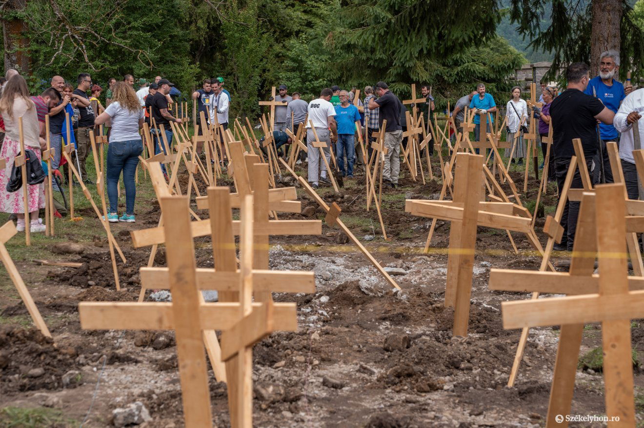 Feltúrták a temető egy részét. Szabályellenes •  Fotó: Pinti Attila