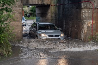 Útból folyómeder? Hatalmas mennyiségű víz zúdult le Csíkszeredában