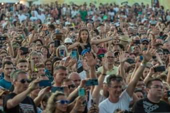 Végeláthatatlan tömeg előtt koncerteztek a világhírű előadók