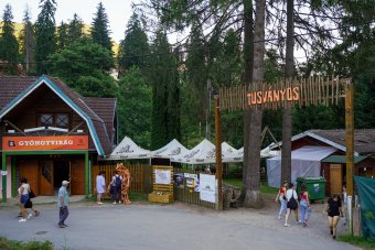 A Maszkura és a tücsökraj koncertjével elrajtolt a Tusványos – Orbán Viktor: „Viszlát, Brüsszel! Irány Tusnádfürdő!”