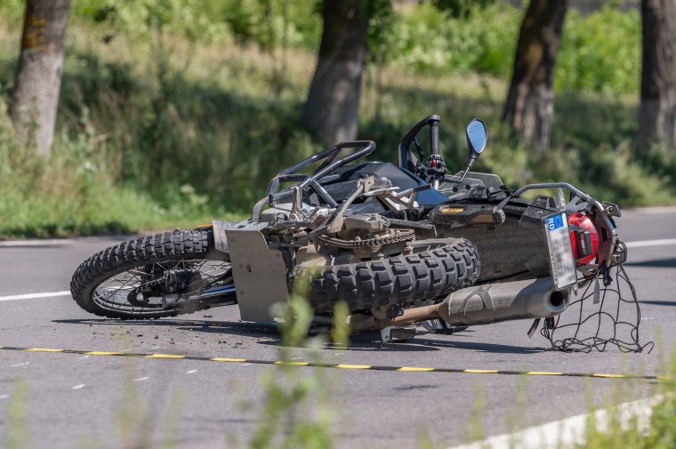 Motorkerékpár ütközött személyautókkal, ketten megsérültek