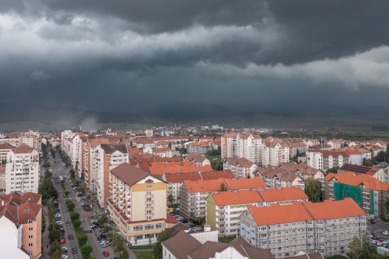 Azonnali viharriasztást adtak ki a meteorológusok, le is szakadt az ég
