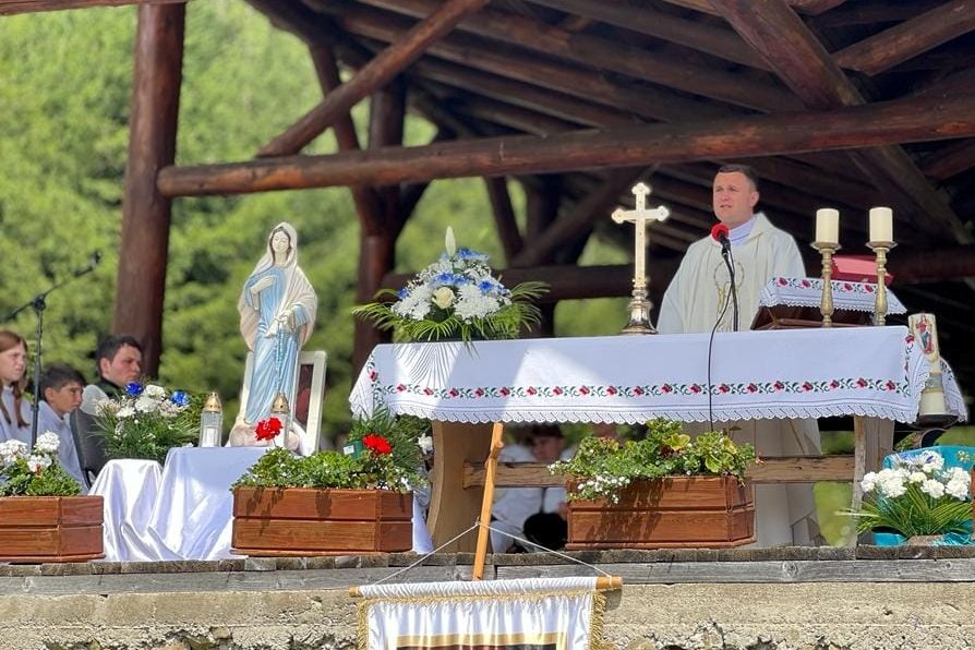 A búcsús szentmise főcelebránsa és szónoka Oros Tibor Roland nagyváradi ifjúsági lelkész volt •  Fotó: Gyimesbükki plébánia