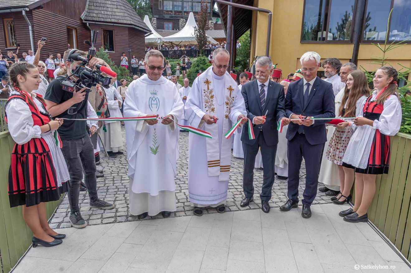 Egy hely, ahol jó együtt lenni Istennel – a magyar alapítású pálos szerzetesrend újonnan felépült Szent István kolostorát áldották meg Hargitafürdőn augusztus 20-án •  Fotó: Pinti Attila