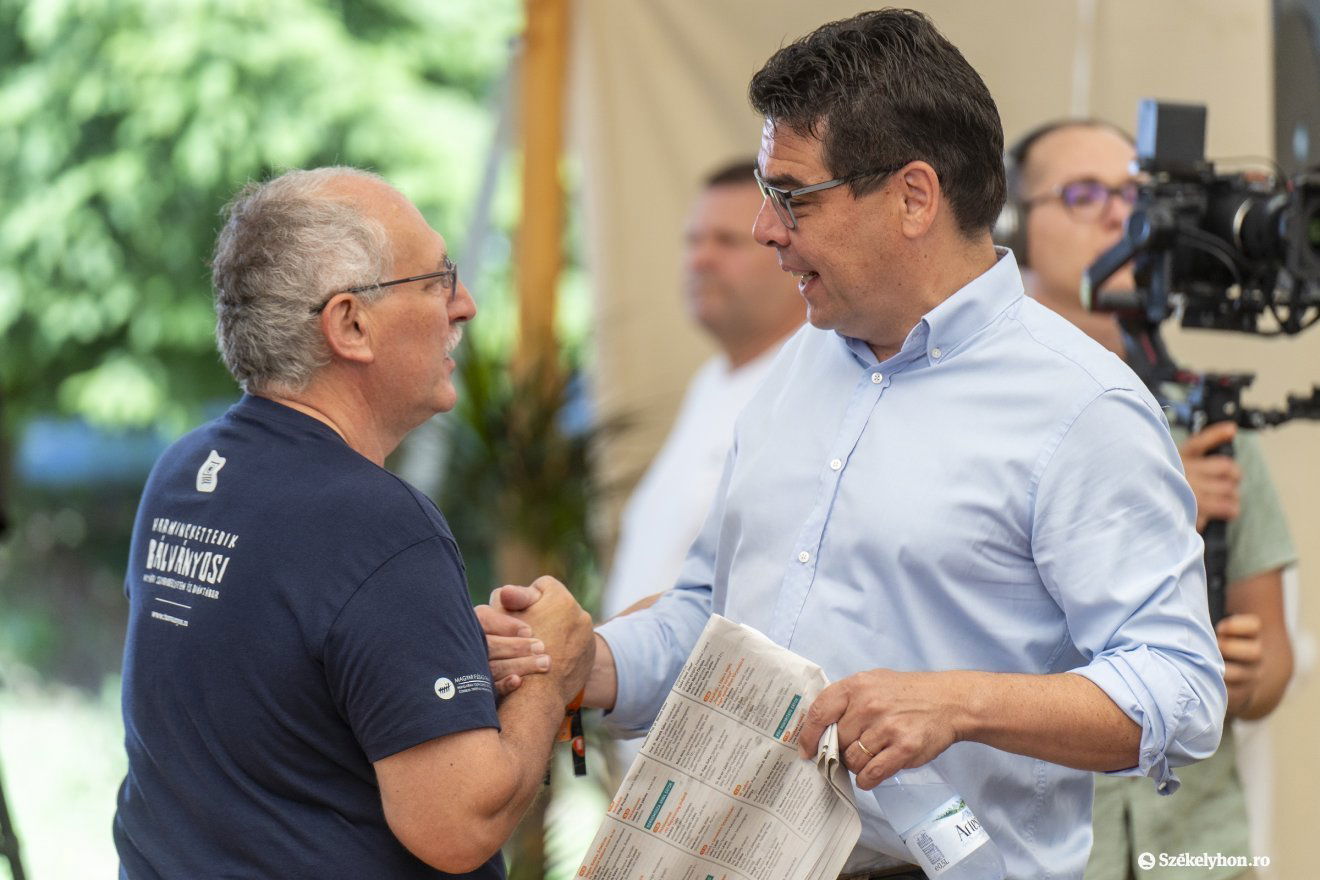 Toró T. Tibor, az EMSZ alelnöke és Zsigmond Barna Pál fideszes országgyűlési képviselő a Tusványoson •  Fotó: Haáz Vince