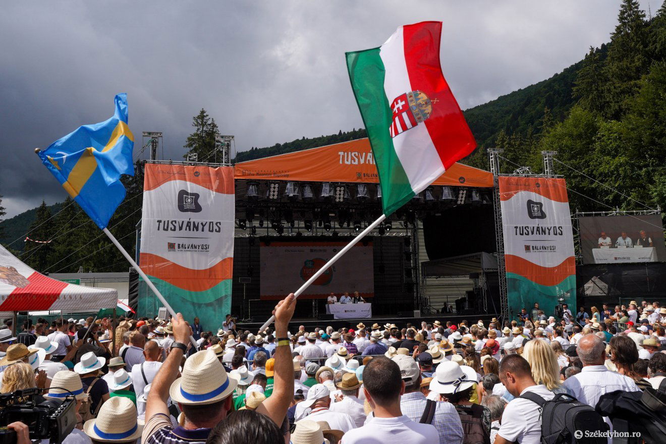 Elmaradhatatlan program: szombaton ezúttal is Orbán Viktor miniszterelnök és Tőkés László, az Erdélyi Magyar Nemzeti Tanács elnöke tart előadást a sportpálya előtti nagyszínpadon, és Németh Zsolt, az Országgyűlés külügyi bizottságának elnöke lesz a moderátor •  Fotó: Haáz Vince