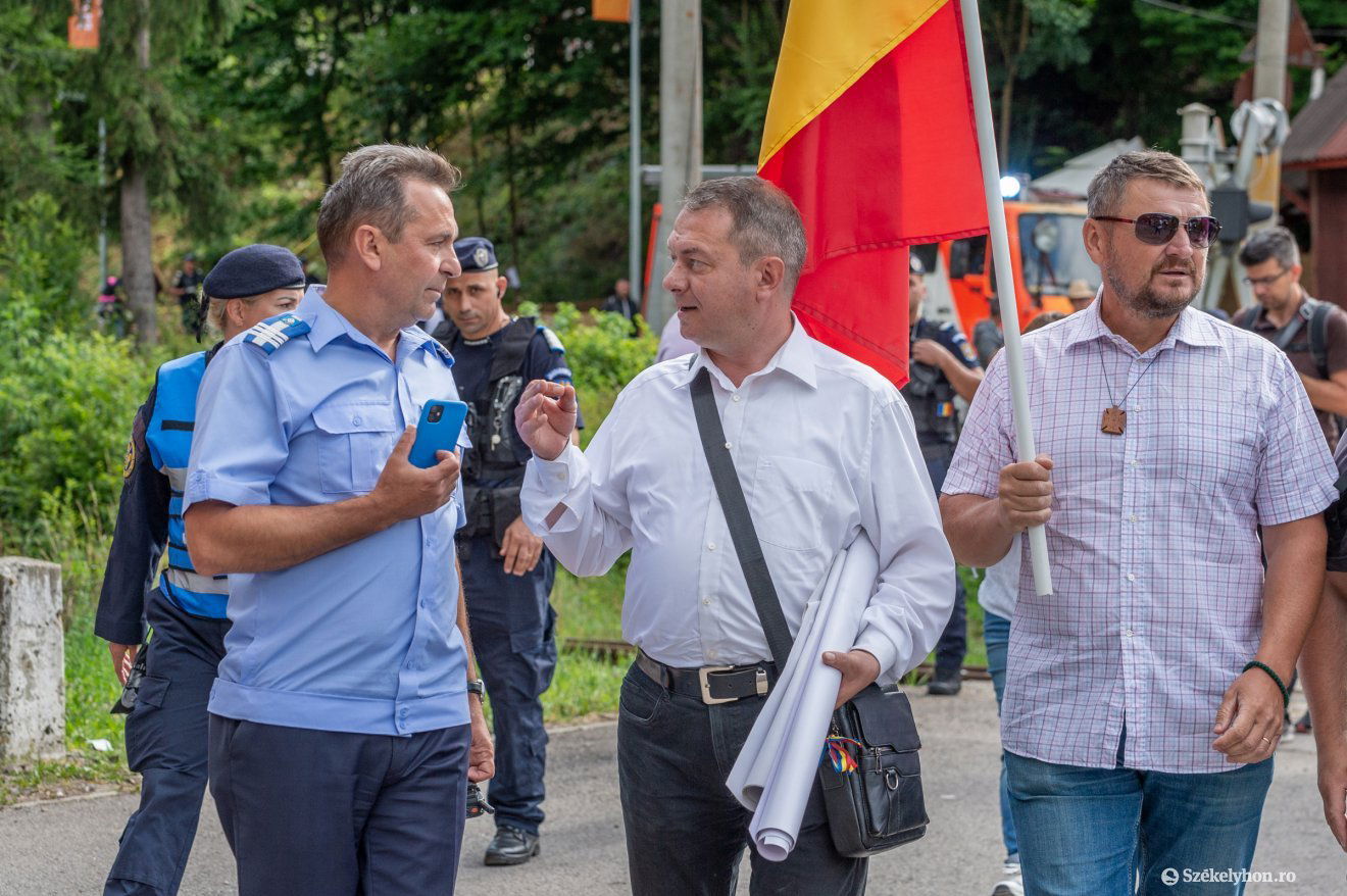 Dan Iamandi ezredes, a Hargita megyei csendőrség parancsnoka a Tusványosra vonuló Mihai Tîrnoveanuval (középen) és Dan Grăjdeanuval egyeztet (jobbra) •  Fotó: Pinti Attila