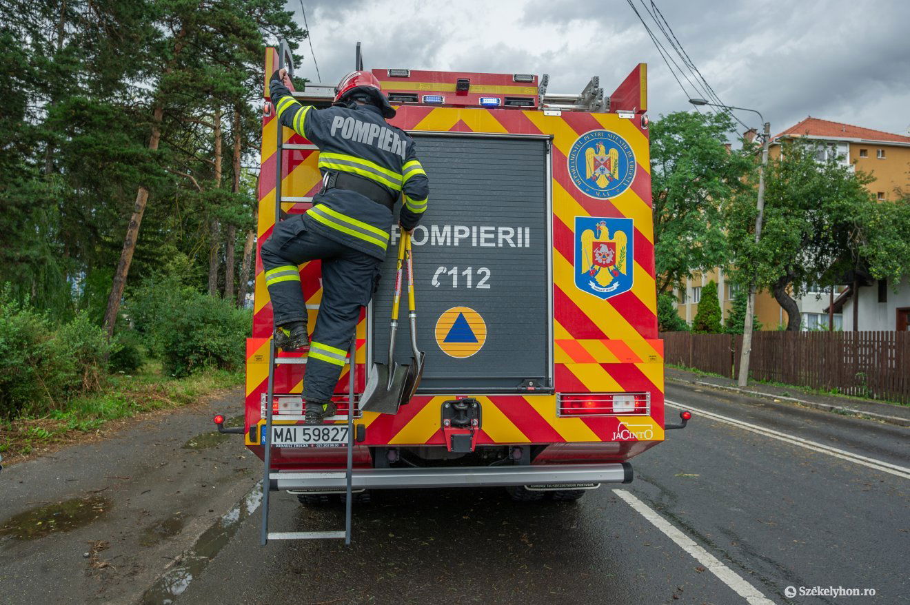 Számos helyszínen szükség volt a tűzoltók beavatkozására •  Fotó: Pinti Attila