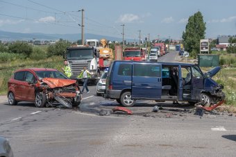 Súlyos sérülés nélkül megúszták az ütközést