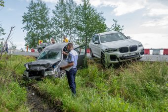 Autók ütköztek a Csíkszeredához közeli Domb-kanyarnál